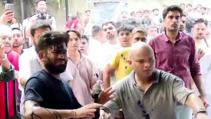 जंतर-मंतर पर CJP संस्थापक अभिजीत दीपके पर फेंकी गई स्याही, महिला को पुलिस ने हिरासत में लिया