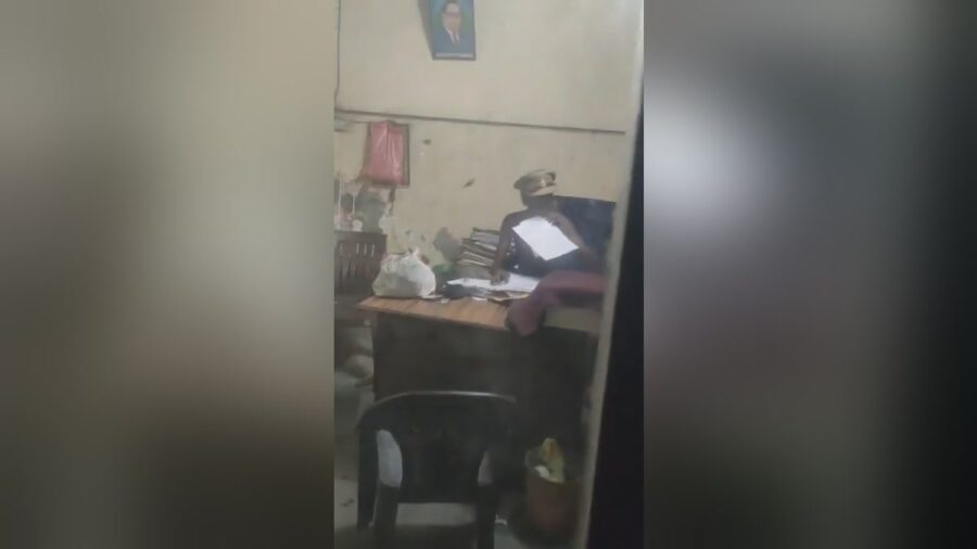 हापुड़: दोयमी पुलिस चौकी में दरोगा की कुर्सी पर बैठा अर्धनग्न व्यक्ति, पी-कैप लगाकर कागजात देखता वीडियो वायरल