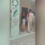 जौनपुर के प्राथमिक विद्यालय परिसर में छह वर्षीय छात्र और परिजन