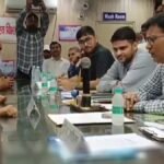लखीमपुर खीरी के समाधान दिवस में अधिकारियों के सामने अपनी शिकायत रखते 13 वर्षीय छात्र अमिताभ