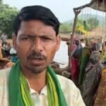 केन-वेतवा परियोजना से प्रभावित लोगों के आंदोलन स्थल पर वीडियो में बोलता व्यक्ति और पीछे मौजूद महिलाएं