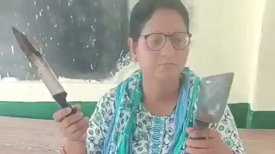 कौशाम्बी: स्कूल में चाकू-चापर लेकर हंगामे के आरोप में इंचार्ज प्रधानाध्यापिका शिखा सिंह निलंबित, मुकदमा दर्ज