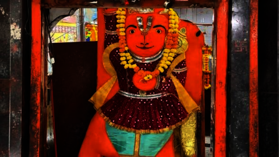 उज्जैन में ‘खड़े हनुमान’ को हटाना बना चुनौती: क्रेन-JCB भी नाकाम, स्कैनिंग रिपोर्ट से खुलेगा आधार का राज